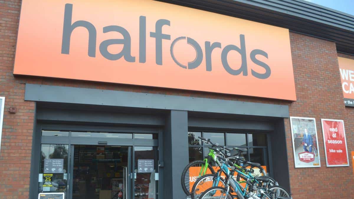 Halfords launches Boardman clothing range with green screen technology